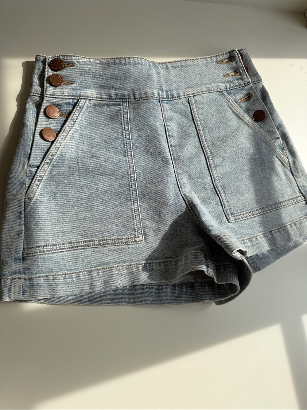 Alice + Olivia Light Wash High-Rise Denim Shorts with Side Buttons NWOT
